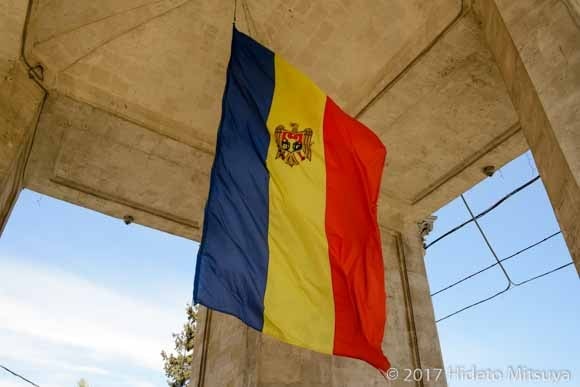 勝利の門に翻るモルドヴァ国旗