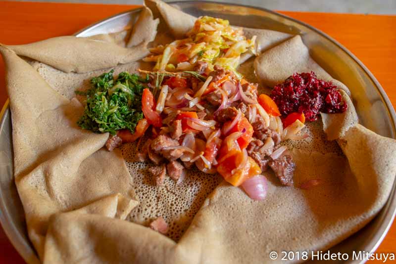 エチオピアの国民食インジェラとティブス