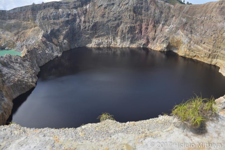クリムトゥ山の第1の火口湖赤い湖